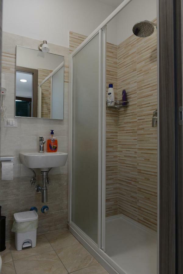 Hotel Oregon Милано Екстериор снимка