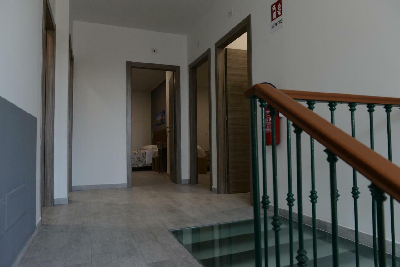 Hotel Oregon Милано Екстериор снимка