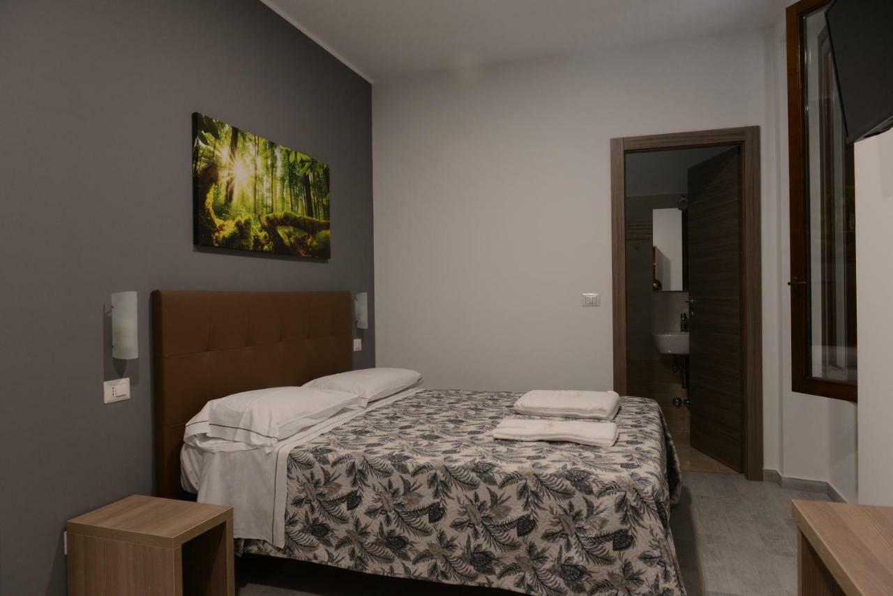 Hotel Oregon Милано Екстериор снимка