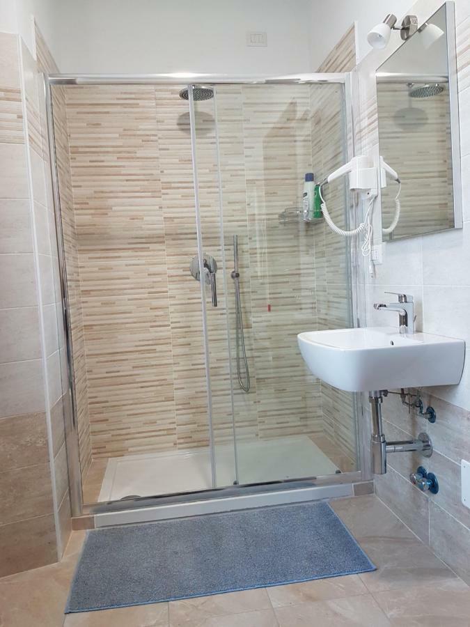 Hotel Oregon Милано Екстериор снимка