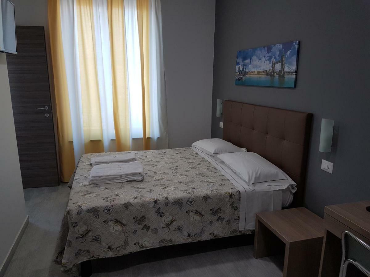 Hotel Oregon Милано Екстериор снимка